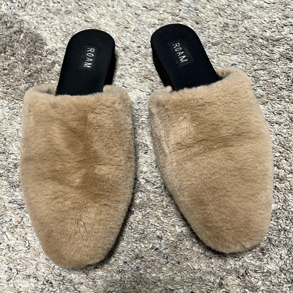 NWOT ROAM CLOUD MULE BEIGE FAUX FUR women’s size US 8 fuzzy y2k chunky shoes